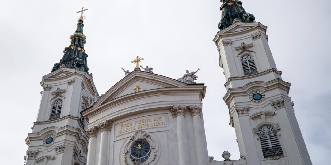 Vergoldung der Fassaden Ornamente und Kirchturmkreuze