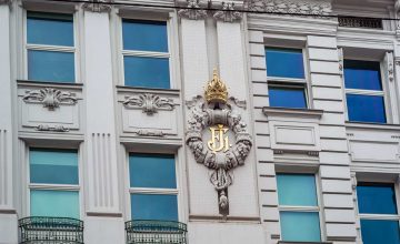 Vergoldung der Ornamente am Institut für Hygiene und Angewandte Immunologie